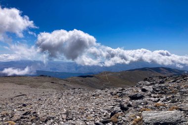 Bulutlu dağların üzerinden Mulhacen Tepesi 'ne, Sierra Nevada Ulusal Parkı' na, Endülüs 'e, İspanya' ya
