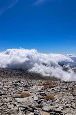 Bulutlu dağların üzerinden Mulhacen Tepesi 'ne, Sierra Nevada Ulusal Parkı' na, Endülüs 'e, İspanya' ya