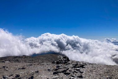 Bulutlu dağların üzerinden Mulhacen Tepesi 'ne, Sierra Nevada Ulusal Parkı' na, Endülüs 'e, İspanya' ya