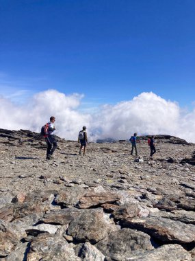 SIERRA NEVADA, İspanya - 5 Ekim 2024: Sierra Nevada Ulusal Parkı 'ndaki Mulhacen zirvesine 5 Ekim 2024' te yürüyüş
