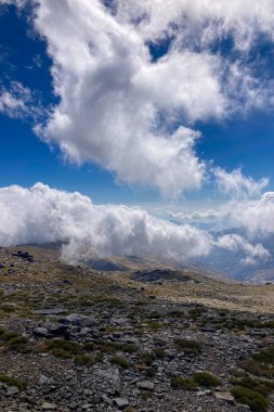 Bulutlu dağların üzerinden Mulhacen Tepesi 'ne, Sierra Nevada Ulusal Parkı' na, Endülüs 'e, İspanya' ya