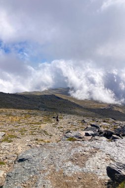 Bulutlu dağların üzerinden Mulhacen Tepesi 'ne, Sierra Nevada Ulusal Parkı' na, Endülüs 'e, İspanya' ya