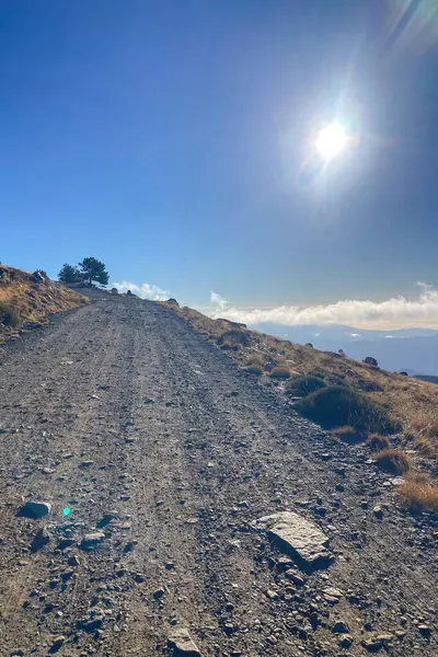 Bulutlu dağların üzerinden Mulhacen Tepesi 'ne, Sierra Nevada Ulusal Parkı' na, Endülüs 'e, İspanya' ya