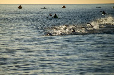 TORREMOLINOS, İspanya - 17 Ekim 2024: Dünya Triatlon Şampiyonası finali 17 Ekim 2024 tarihinde İspanya 'nın Torremolinos kentinde