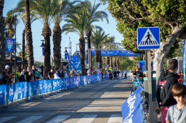 TORREMOLINOS, İspanya - 17 Ekim 2024: Dünya Triatlon Şampiyonası finali 17 Ekim 2024 tarihinde İspanya 'nın Torremolinos kentinde