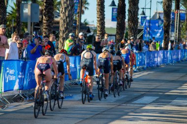 TORREMOLINOS, İspanya - 17 Ekim 2024: Dünya Triatlon Şampiyonası finali 17 Ekim 2024 tarihinde İspanya 'nın Torremolinos kentinde