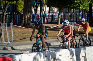 TORREMOLINOS, İspanya - 17 Ekim 2024: Dünya Triatlon Şampiyonası finali 17 Ekim 2024 tarihinde İspanya 'nın Torremolinos kentinde