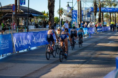 TORREMOLINOS, İspanya - 17 Ekim 2024: Dünya Triatlon Şampiyonası finali 17 Ekim 2024 tarihinde İspanya 'nın Torremolinos kentinde