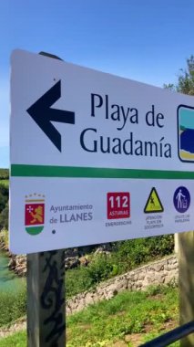 LLAMES DE PRIA, SPAIN - 15 Eylül 2024: 15 Eylül 2024 'te İspanya' nın Llames de Pria kentindeki Pria Denizi 'ndeki Bufones of Pria' daki uçurumlar