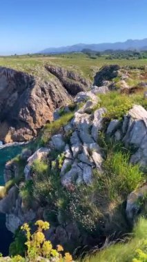 Pria Havadeliği olarak da bilinen Cantabrian Denizi 'ndeki Pria Bufones kayalıkları İspanya' nın Asturias kentinin kuzey kıyısında bulunan büyüleyici bir doğal jeolojik fenomendir..