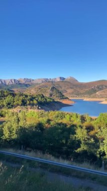 Su rezervuarının üzerinde gün batımı, Barrios de Luna, Oviedo, Asturia