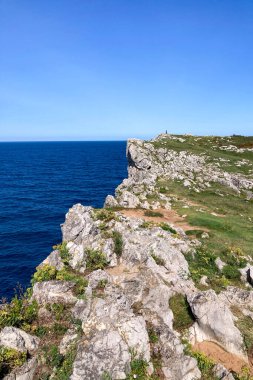 Pria Havadeliği olarak da bilinen Cantabrian Denizi 'ndeki Pria Bufones kayalıkları İspanya' nın Asturias kentinin kuzey kıyısında bulunan büyüleyici bir doğal jeolojik fenomendir..