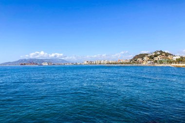 İspanya, Malaga 'da sabah deniz gezintisinde yürüyorum.