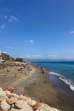 TORREMOLINOS, İspanya - 8 Eylül 2024: Torremolinos, İspanya 'daki Torremolinos plaj gezisi, 8 Eylül 2024