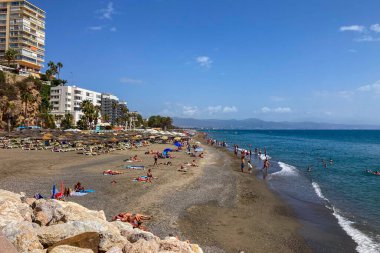 TORREMOLINOS, İspanya - 8 Eylül 2024: Torremolinos, İspanya 'daki Torremolinos plaj gezisi, 8 Eylül 2024