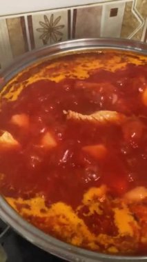 Becon 'la seramik çömlekte pancar çorbası, ahşap tahtada ekmek ve ekşi krema. Borch, geleneksel Ukrayna yemekleri.