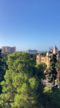 MALAGA, İspanya - 29 Eylül 2024: Malaga 'nın 29 Eylül 2024 tarihinde Malaga, İspanya' da bulutlu bir yaz sabahında panoramik hava görüntüsü