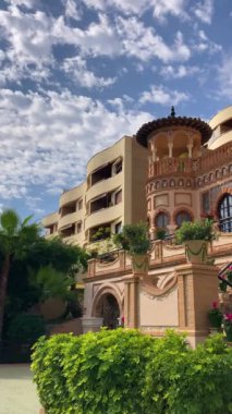 TORREMOLINOS, SPAIN - 25 Ekim 2024: Navajas Sarayı, 1925 'teki Mağribi canlanmasının fayanslarıyla süslenmiş bir saray, Torremolinos, İspanya' da 25 Ekim 2024 'te