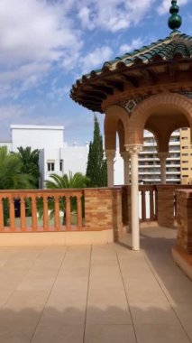 TORREMOLINOS, SPAIN - 25 Ekim 2024: Navajas Sarayı, 1925 'teki Mağribi canlanmasının fayanslarıyla süslenmiş bir saray, Torremolinos, İspanya' da 25 Ekim 2024 'te