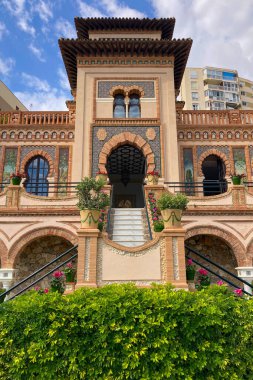 TORREMOLINOS, SPAIN - 25 Ekim 2024: Navajas Sarayı, 1925 'teki Mağribi canlanmasının fayanslarıyla süslenmiş bir saray, Torremolinos, İspanya' da 25 Ekim 2024 'te