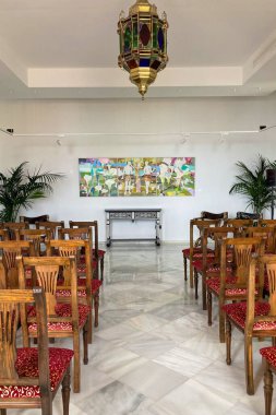 TORREMOLINOS, SPAIN - 25 Ekim 2024: Navajas Sarayı, 1925 'teki Mağribi canlanmasının fayanslarıyla süslenmiş bir saray, Torremolinos, İspanya' da 25 Ekim 2024 'te