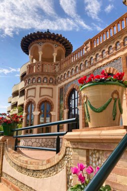 TORREMOLINOS, SPAIN - 25 Ekim 2024: Navajas Sarayı, 1925 'teki Mağribi canlanmasının fayanslarıyla süslenmiş bir saray, Torremolinos, İspanya' da 25 Ekim 2024 'te