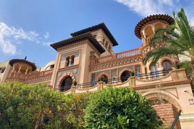 TORREMOLINOS, SPAIN - 25 Ekim 2024: Navajas Sarayı, 1925 'teki Mağribi canlanmasının fayanslarıyla süslenmiş bir saray, Torremolinos, İspanya' da 25 Ekim 2024 'te