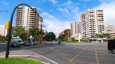 MALAGA, İspanya - 9 Eylül 2023: Malaga, İspanya 'da Poeta Manuel Alcantara Meydanı' nda trafik