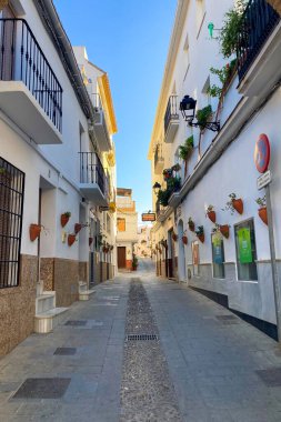 ALOZAINA, İspanya - 26 Ekim 2024: Alozaina, İspanya 'da beyaz sokaklar ve evler üzerinde gün doğumu