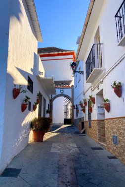 ALOZAINA, İspanya - 26 Ekim 2024: Alozaina, İspanya 'da beyaz sokaklar ve evler üzerinde gün doğumu