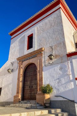 ALOZAINA, İspanya - 26 Ekim 2024: Alozaina, İspanya 'da Aziz Anna Kilisesi üzerinde gün doğumu