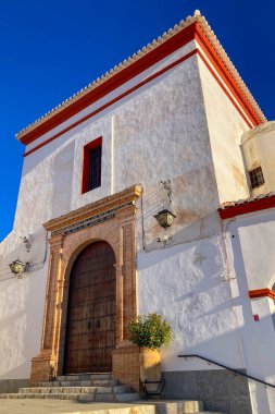 ALOZAINA, İspanya - 26 Ekim 2024: Alozaina, İspanya 'da Aziz Anna Kilisesi üzerinde gün doğumu