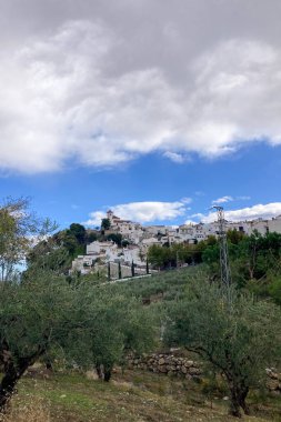 ALOZAINA, İspanya - 26 Ekim 2024: Alozaina, İspanya 'da Aziz Anna Kilisesi üzerinde gün doğumu