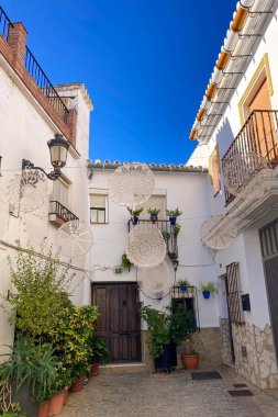 YUNQUERA, İspanya - 26 Ekim 2024: Yunquera, İspanya 'da beyaz caddeler üzerinde gün doğumu, 26 Ekim 2024