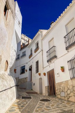 YUNQUERA, İspanya - 26 Ekim 2024: Yunquera, İspanya 'da beyaz caddeler üzerinde gün doğumu, 26 Ekim 2024