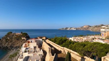 ALMUNECAR, İspanya - 12 Ekim 2023: Güneşli bir günde Almunecar, İspanya 'da San Miguel kalesinden panoramik şehir manzarası