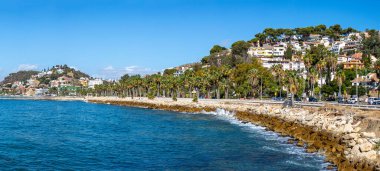 MALAGA, İspanya - 29 Eylül 2024: 29 Eylül 2024 'te İspanya' nın Malaga kentinde sabah deniz gezintisinde yürüyüş