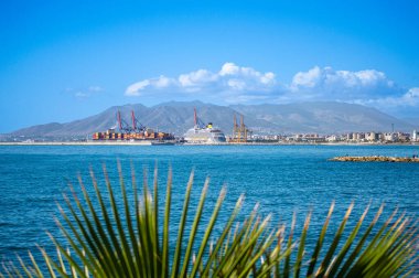 MALAGA, İspanya - 29 Eylül 2024: Malaga, İspanya 'da seyir gemisi
