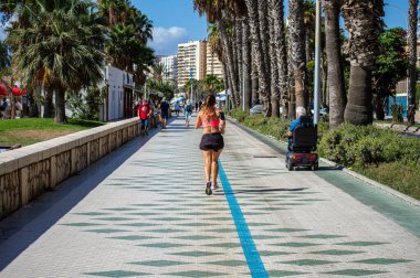 MALAGA, İSPAN - 29 Eylül 2024: 29 Eylül 2024 'te İspanya' nın Malaga kentinde deniz gezisi yapan koşucular