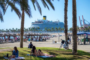 MALAGA, İspanya - 29 Eylül 2024: Malaga, İspanya 'da seyir gemisi