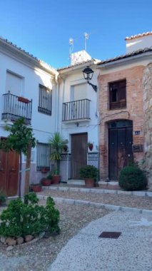 ALOZAINA, İspanya - 26 Ekim 2024: Alozaina, İspanya 'da beyaz sokaklar ve evler üzerinde gün doğumu