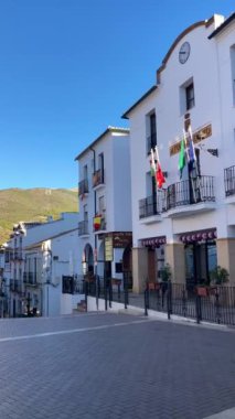 ALOZAINA, İspanya - 26 Ekim 2024: Alozaina, İspanya 'da beyaz sokaklar ve evler üzerinde gün doğumu