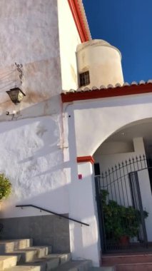 ALOZAINA, İspanya - 26 Ekim 2024: Alozaina, İspanya 'da Aziz Anna Kilisesi üzerinde gün doğumu