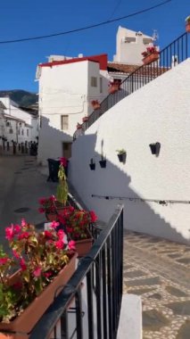 YUNQUERA, İspanya - 26 Ekim 2024: Yunquera, İspanya 'da beyaz caddeler üzerinde gün doğumu, 26 Ekim 2024