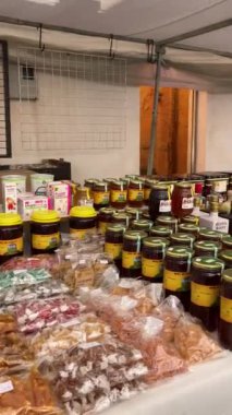 YUNQUERA, İspanya - 26 Ekim 2024: Kestane ve şarap festivali 26 Ekim 2024 tarihinde İspanya 'nın Yunquera kentinde