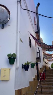 YUNQUERA, İspanya - 26 Ekim 2024: Yunquera, İspanya 'da beyaz caddeler üzerinde gün doğumu, 26 Ekim 2024