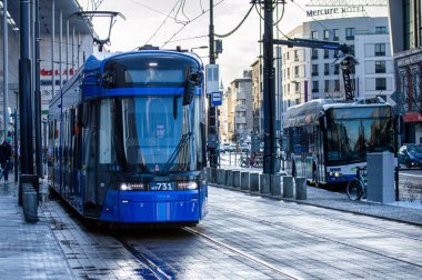 KRAKOW, POLAND - 21 Aralık 2023: Krakow, Polonya 'da tramvay durağı