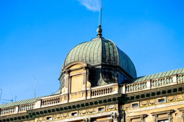 KRAKOW, POLAND - 21 Aralık 2023: 21 Aralık 2023 'te Polonya' nın Krakow kentindeki eski kasabada yürüyüş