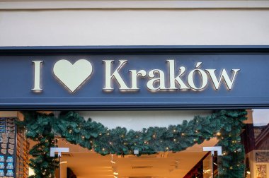 KRAKOW, POLAND - 21 Aralık 2023: Polonya 'nın Krakow kentindeki cadde ve dükkanlarda Noel süslemeleri