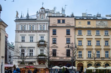 KRAKOW, POLAND - 21 Aralık 2023: 21 Aralık 2023 'te Polonya' nın Krakow kentindeki eski kasabada yürüyüş